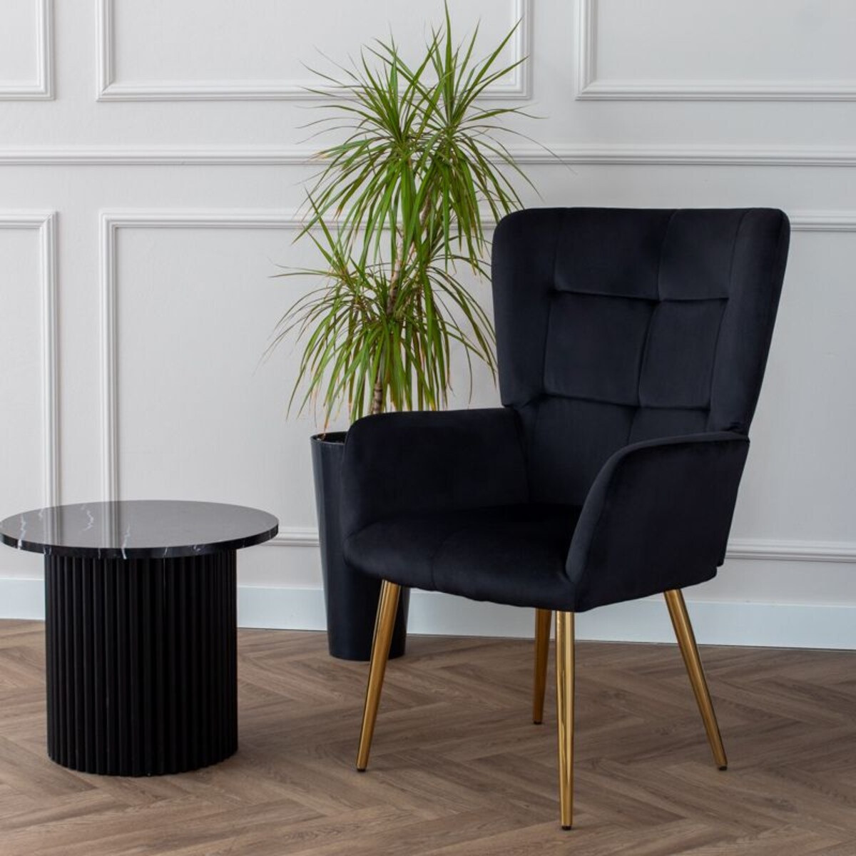 Fotel uszak do salonu wypoczynkowy welurowy tapicerowany czarny złote nogi