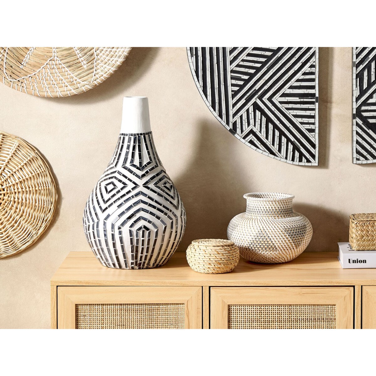 Wazon dekoracyjny z terakoty 50 cm czarno-biały OMBILIN