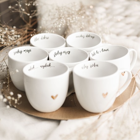 Biały kubek porcelanowy 300 ml - napis bądź tu i teraz ze złotym sercem dla miłośników uważności na urodziny