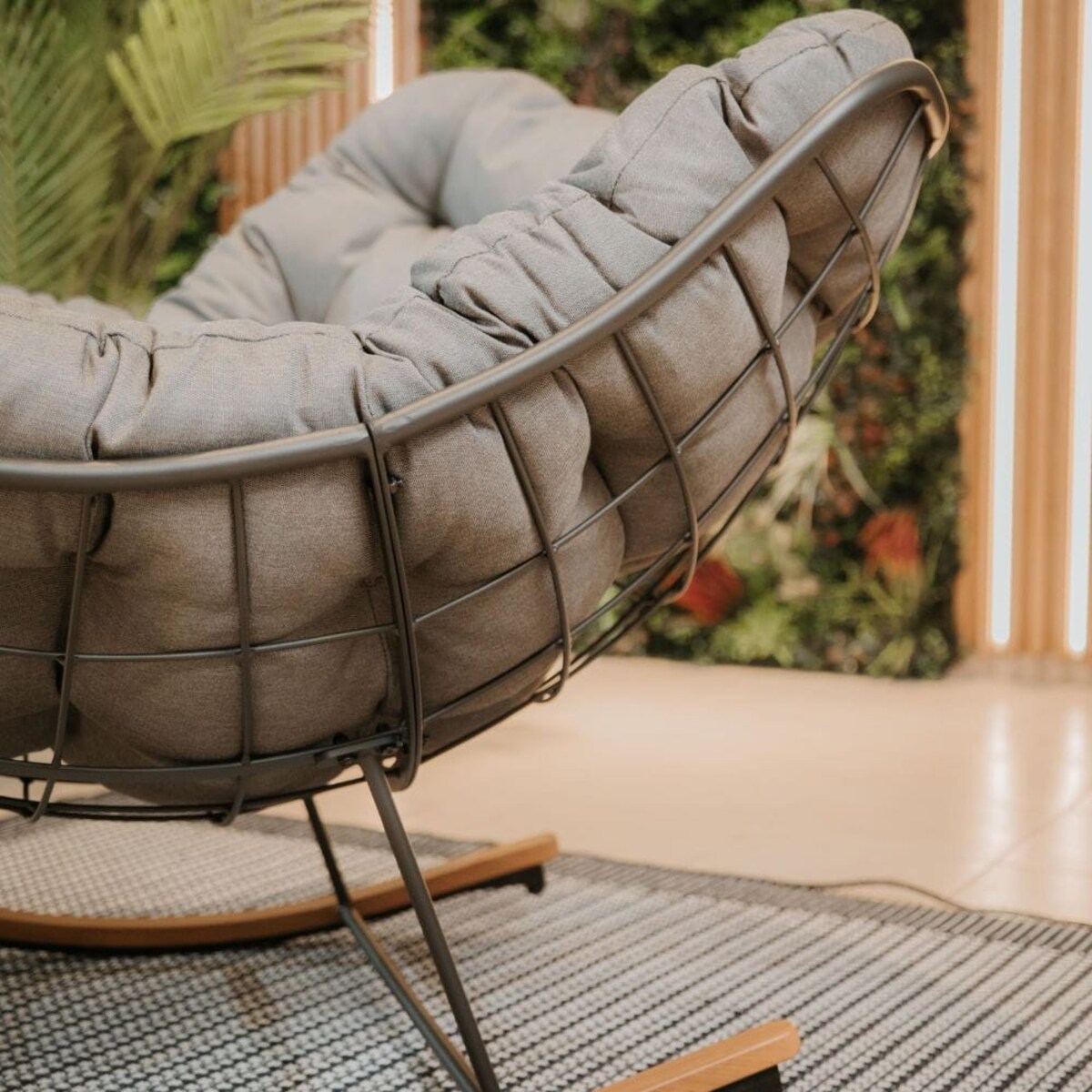 Fotel bujany ogrodowy ze stalową ramą Nube szary