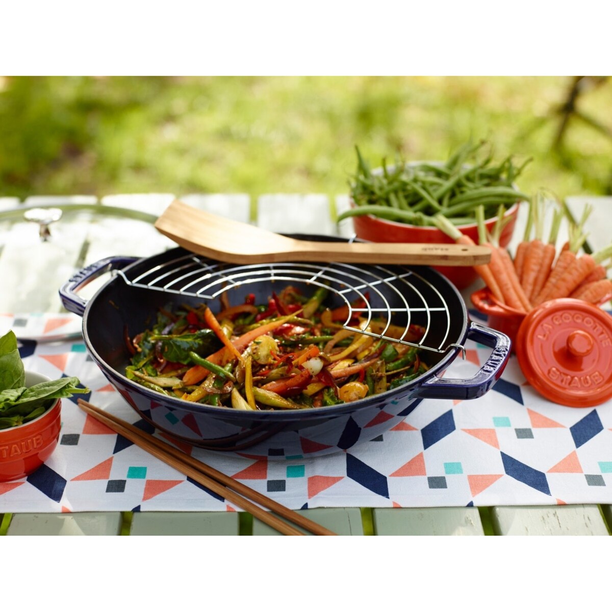 Wok żeliwny z pokrywką Staub - 30 cm, Niebieski