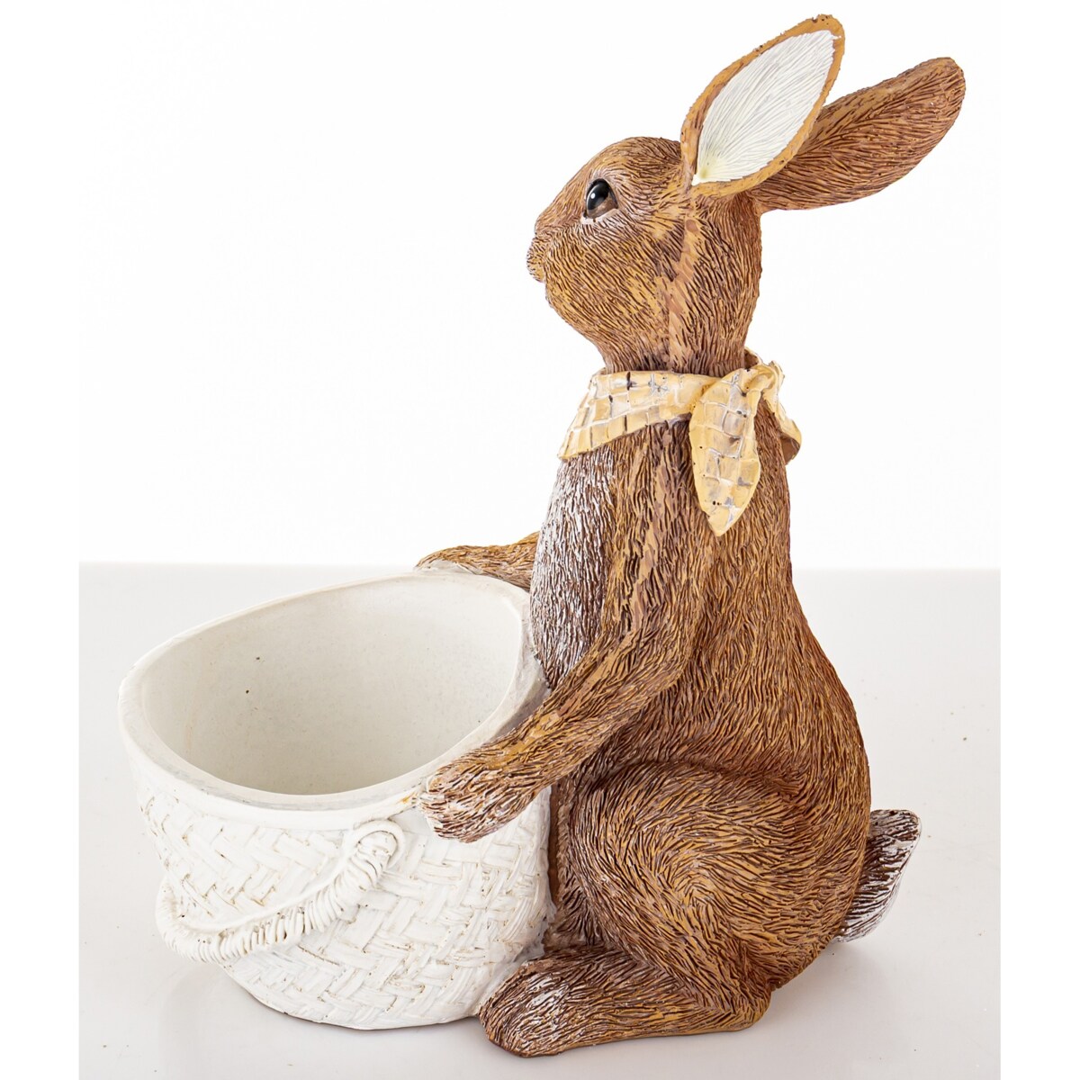 Dekoracja - królik z białym koszykiem 19x14,5x9,5 cm i apaszką