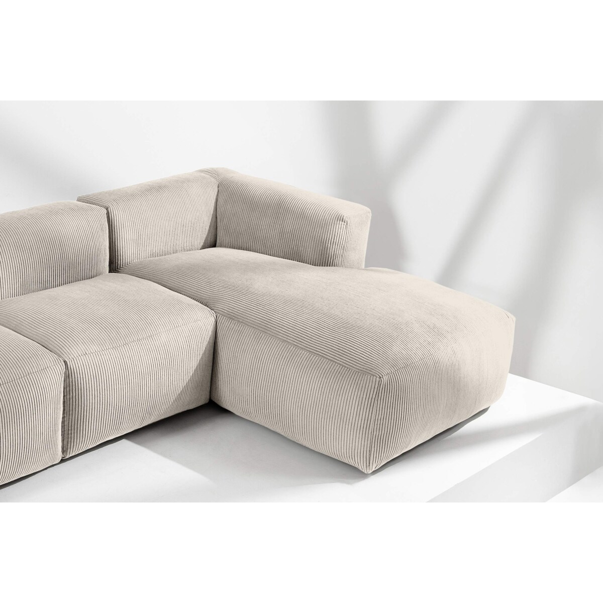 KONSIMO BUFFO Sofa narożna prawa 6-osobowa z wyjątkowo miękkim siedziskiem, kolor kremowy