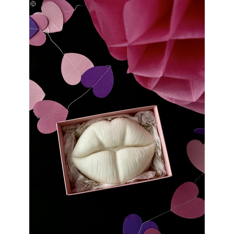 Świeca sojowa ozdobna Lips na Walentynki w pudełku prezentowym różowym
