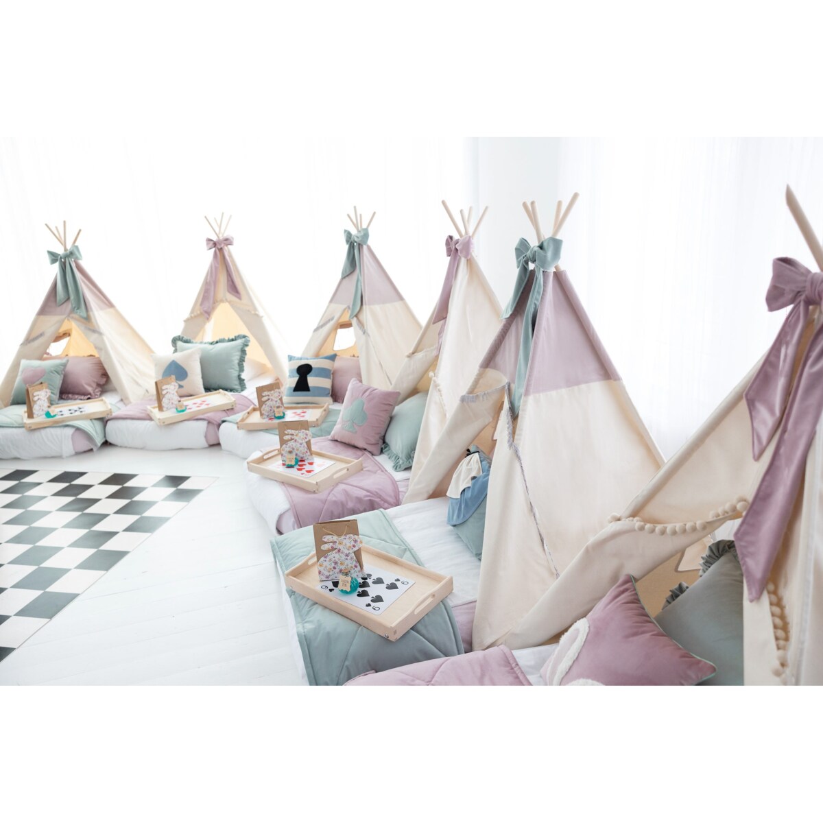 Różowa poduszka z velvetu z aplikacją króliczych uszu