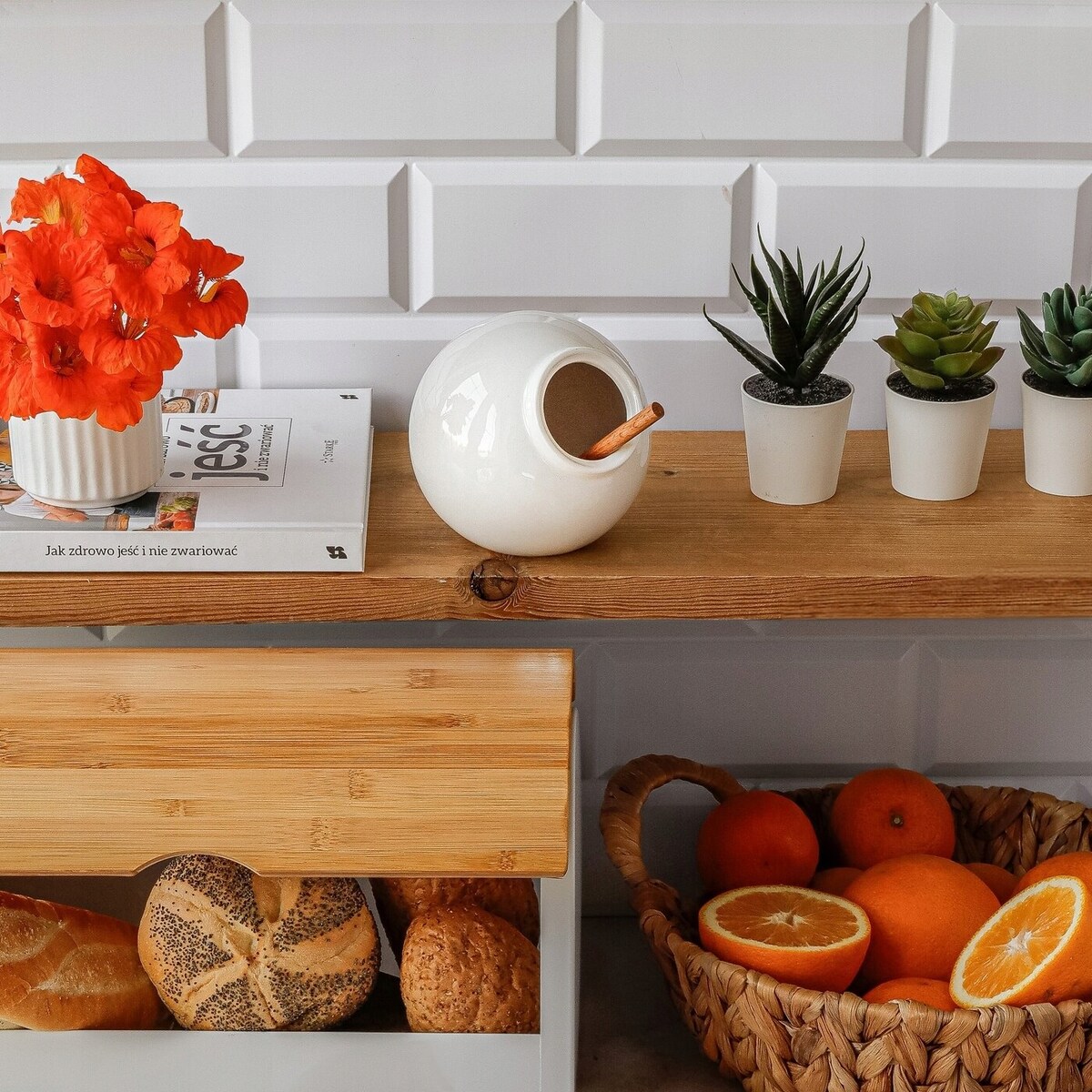 Pojemnik kuchenny z drewnianą łyżeczką na sól przyprawy cukier herbatę kula