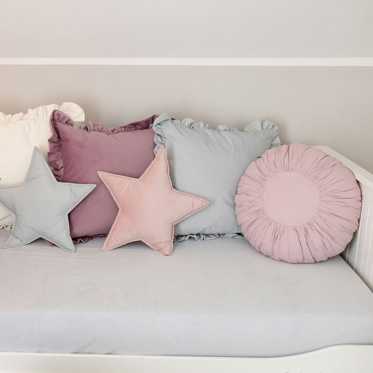 Poszewka na poduszkę 50x50 cm - Frill Velvet różne kolory