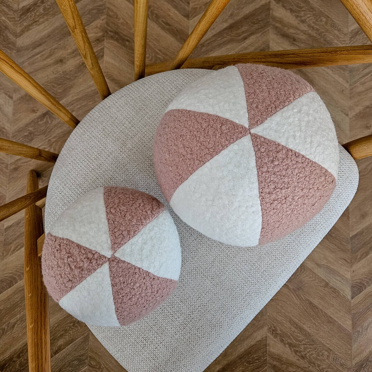 Poduszka SOFT LOOP | biało - różowa kula