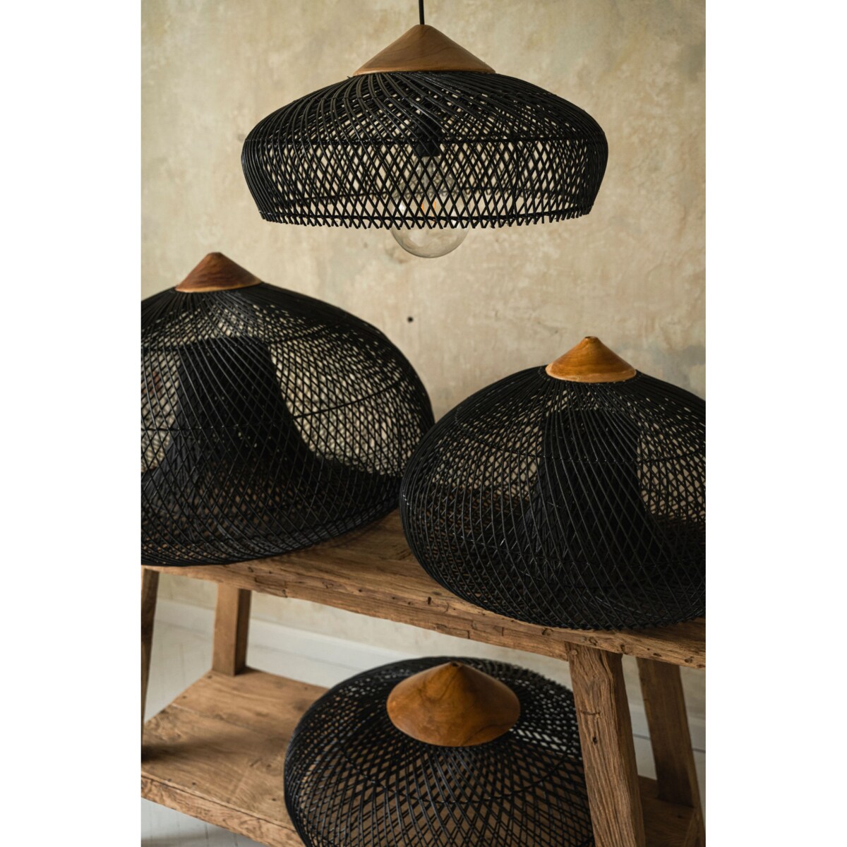 Rattanowa lampa z drewnem teakowym BONNET w rozmiarze L - czarna