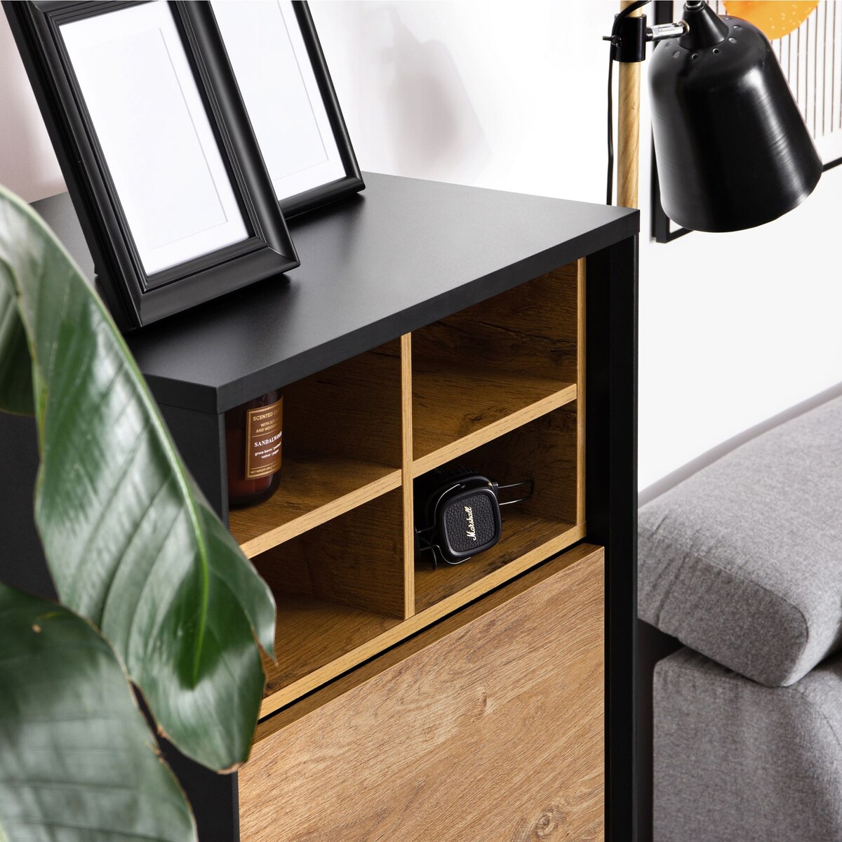 KONSIMO LOFTY Regał z czarnym ryflowaniem