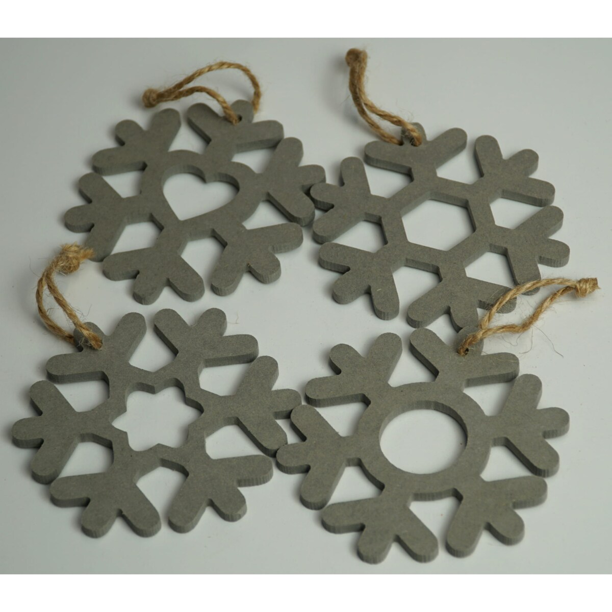 Drewniane ozdoby świąteczne do domu Śnieżynki szare 4szt.