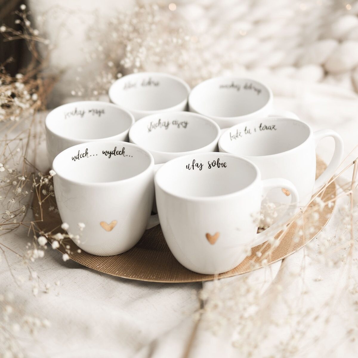 Biały kubek porcelanowy 300 ml „Wdech Wydech" ze złotym sercem - prezent na urodziny dla bliskiej osoby, mamy, przyjaciółki