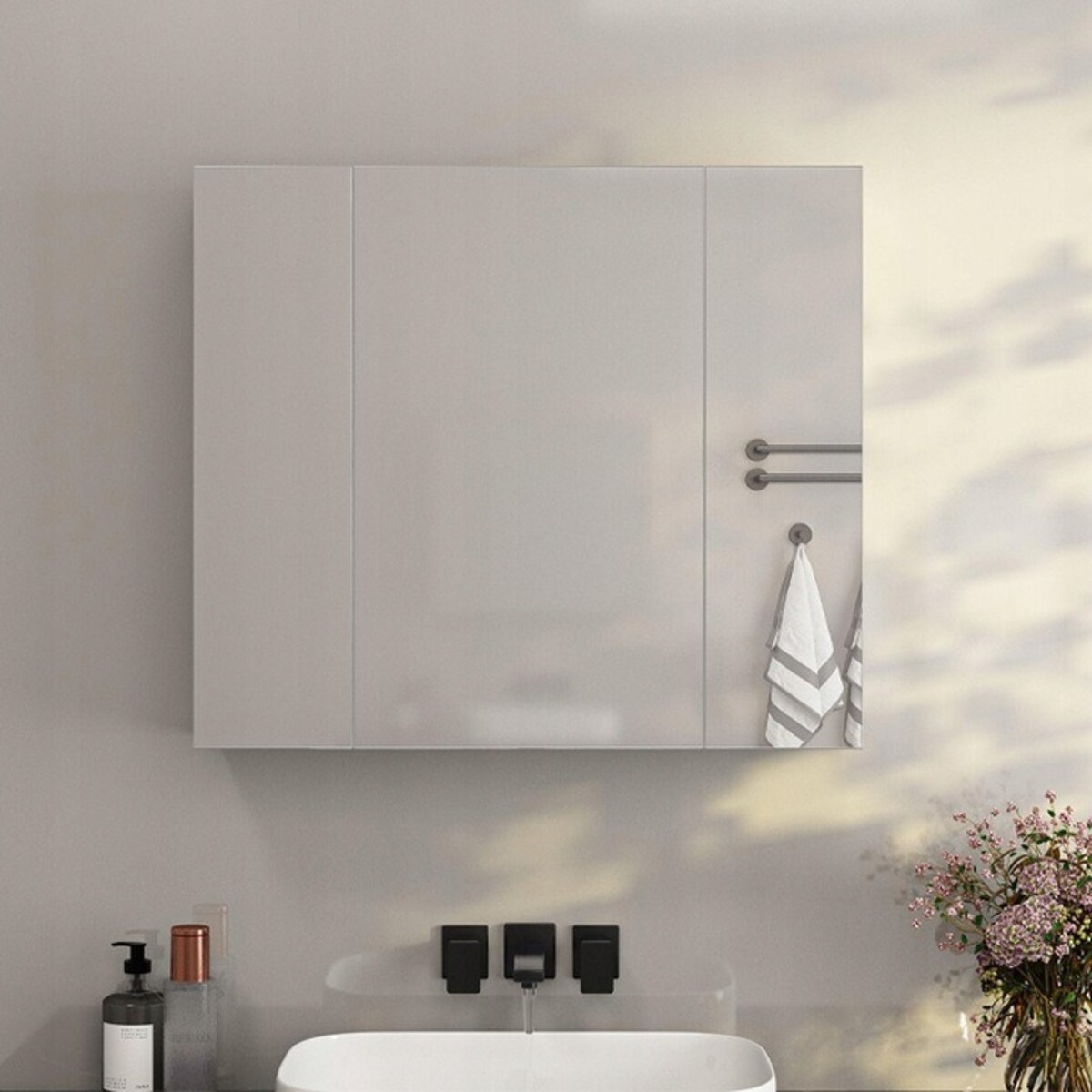 Wisząca szafka łazienkowa z trójdzielnym lustrem