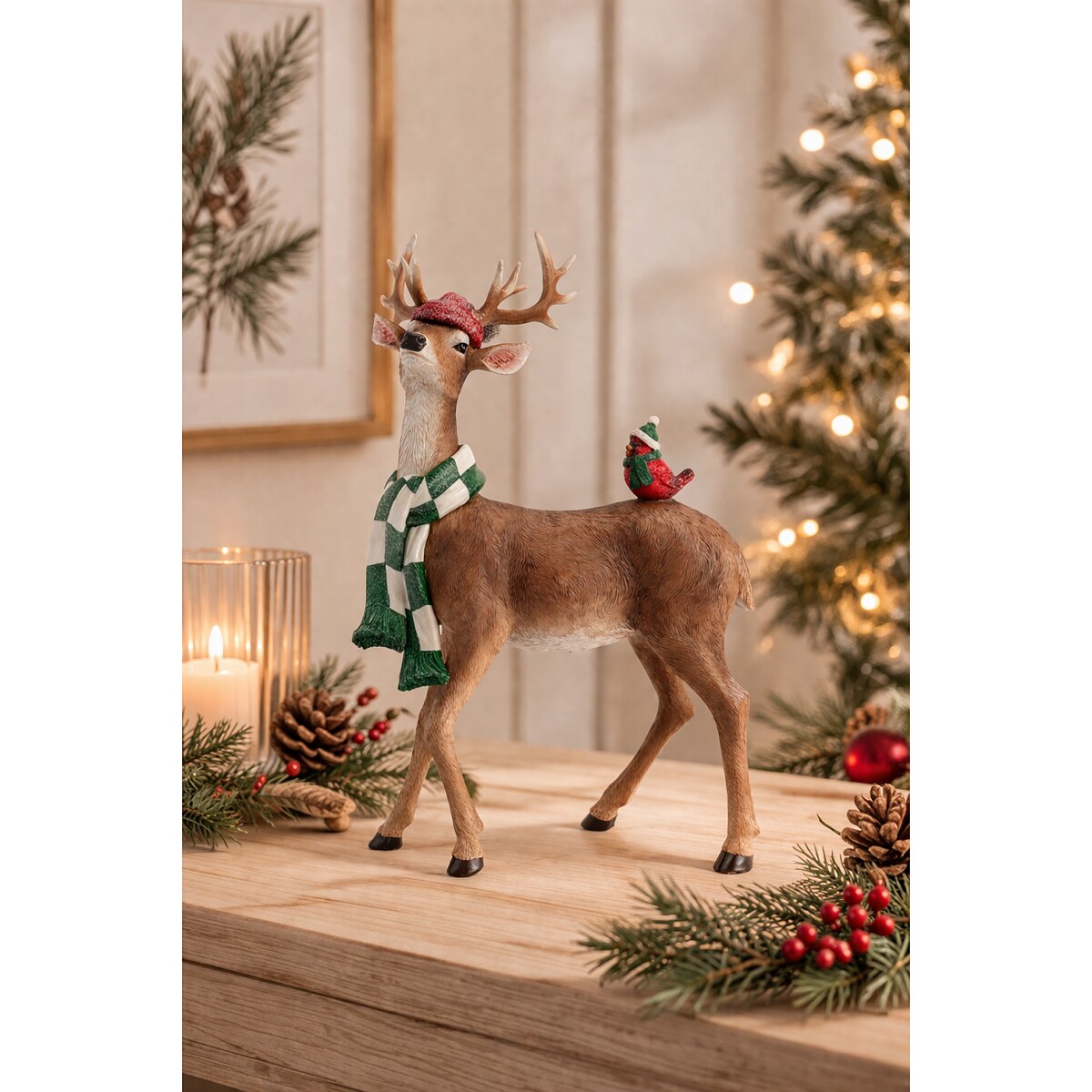 Figurka - leżący renifer 41,5x26,5x14,3 cm SCIARPA w szaliku biało-zielonym
