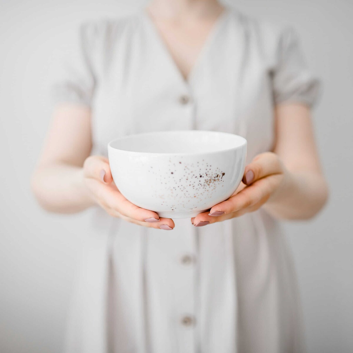 Biała miska porcelanowa 500 ml - motyw nakrapianego złota dla miłośników eleganckiego stylu na parapetówkę