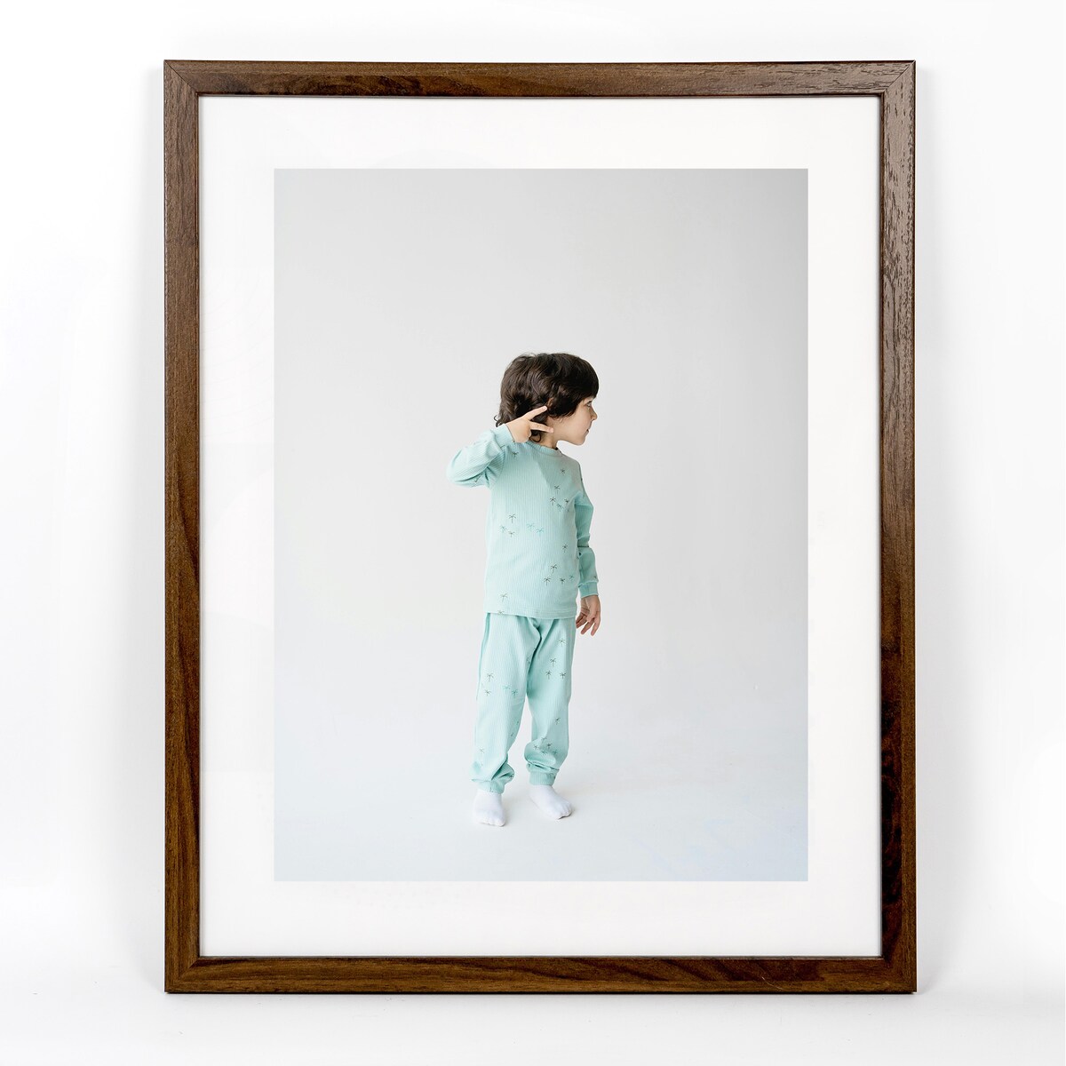 Ramka na zdjęcia 40x50 cm brązowa rama MDF z plexi do powieszenia pion poziom klasyczna prostokątna ramka FRAMAI