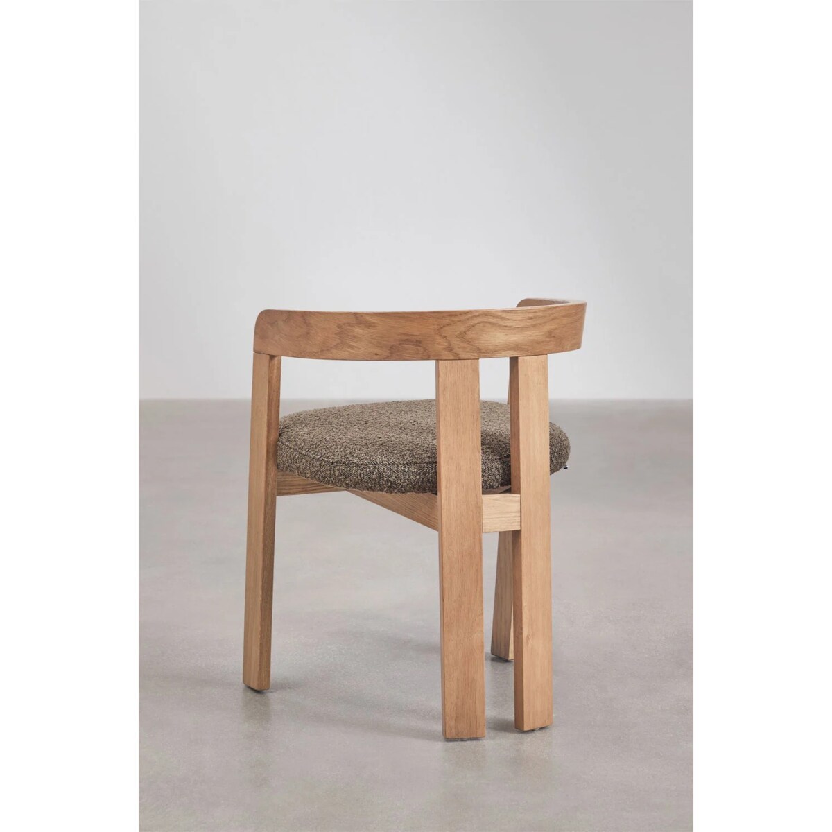 Krzesło z podłokietnikami, jasne drewno, kawa z mlekiem bouclé, Yvonne