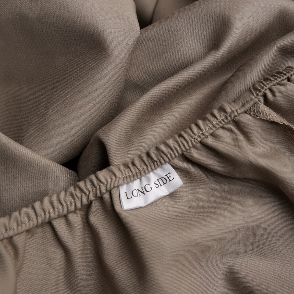 Prześcieradło satynowe z gumką taupe 140 x 200 cm