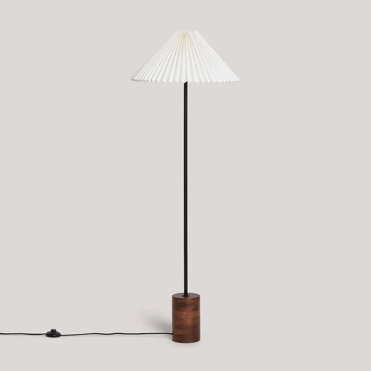 Lampa podłogowa z drewna z plisowanym kloszem Leonessa, 140 cm