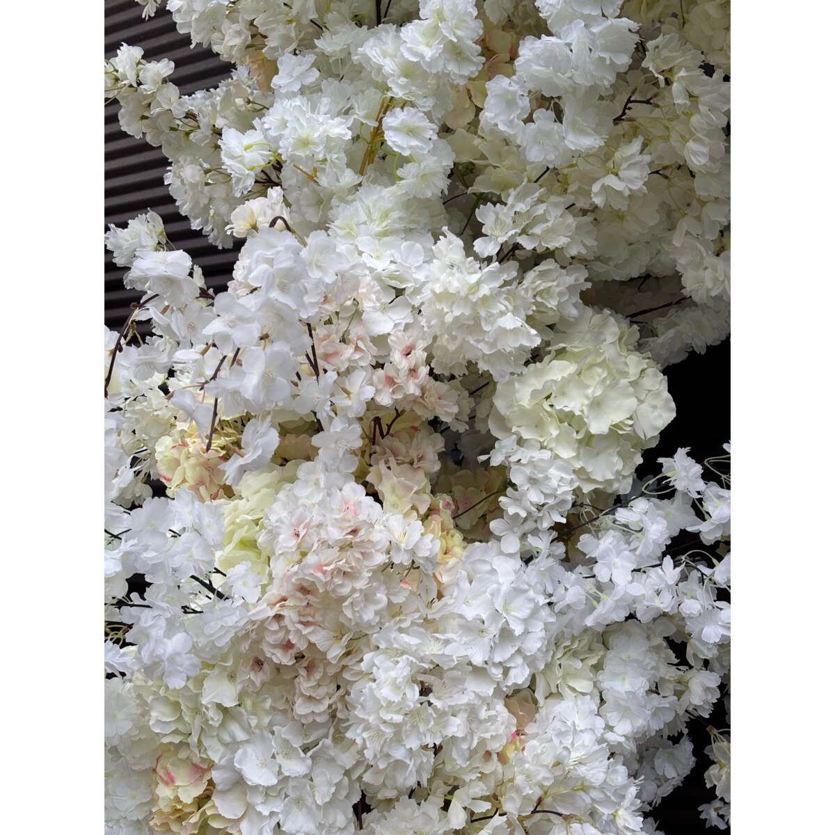 Drzewo kwitnącej wiśni kremowo-biała boczna na naturalnym pniu 220 cm