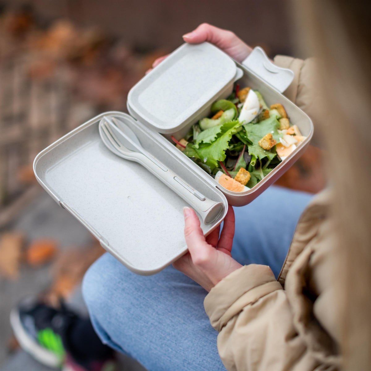 Śniadaniówka z przegródkami CANDY READY + zestaw sztućców, 4 elementy, KOZIOL