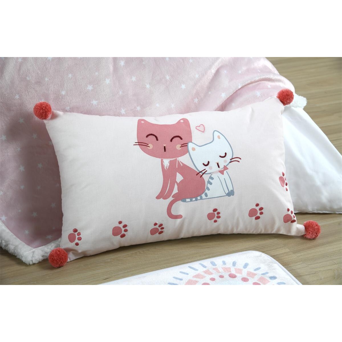 Poduszka dla dziecka ZOELINE z pomponami, 30 x 50 cm