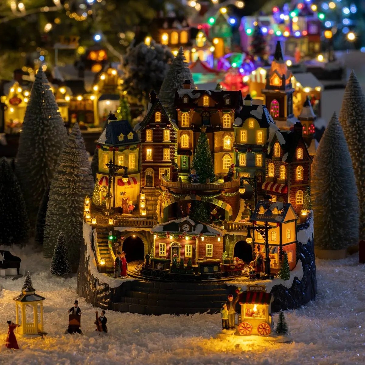 Duża ruchoma scenka - miasteczko z pociągiem 42,5 x 35,5 x 37,5 cm