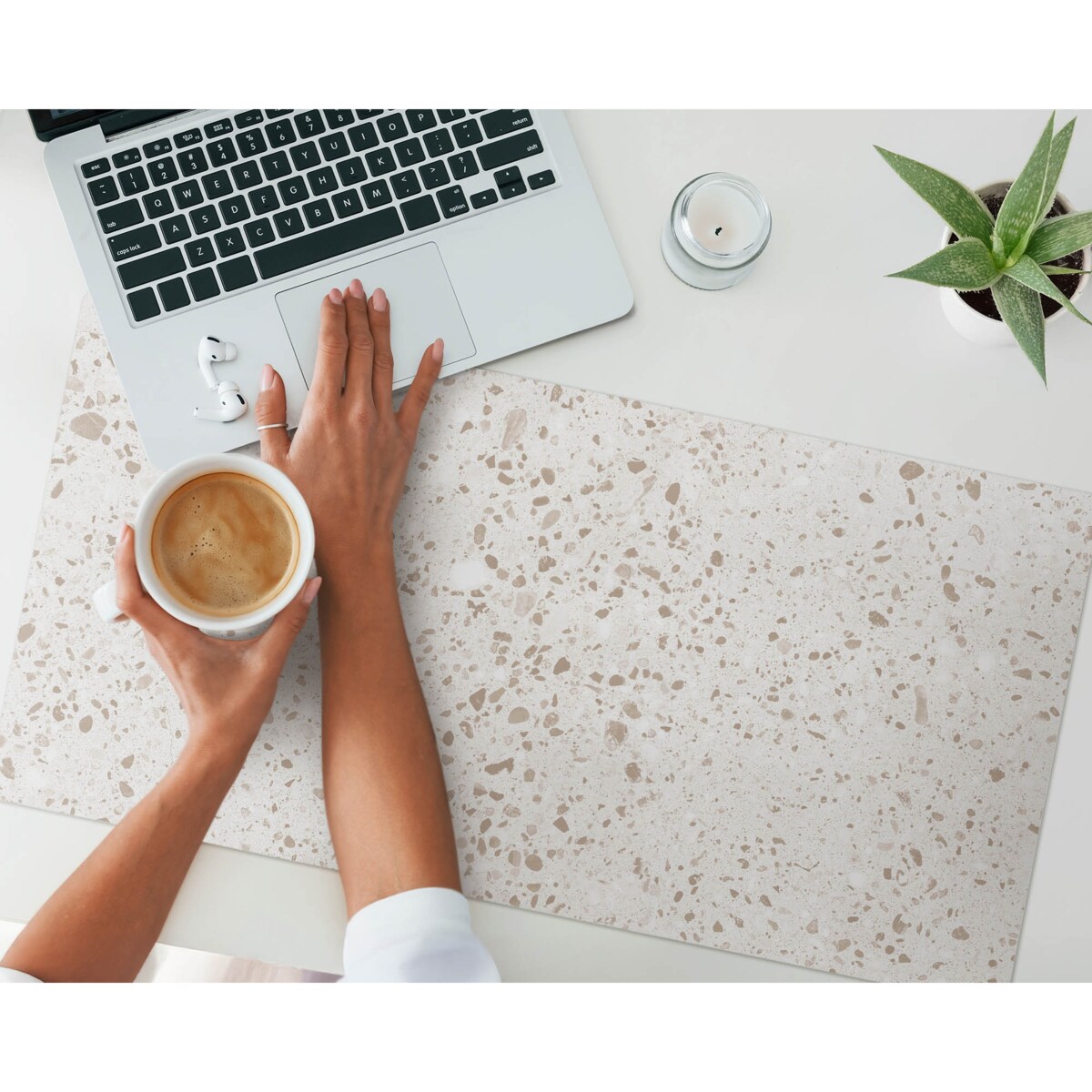 Beżowa mata na biurko Jasne kropki terrazzo, 90x45 cm