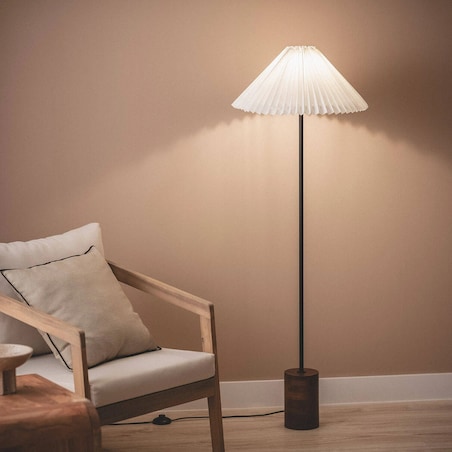 Lampa podłogowa z drewna z plisowanym kloszem Leonessa, 140 cm