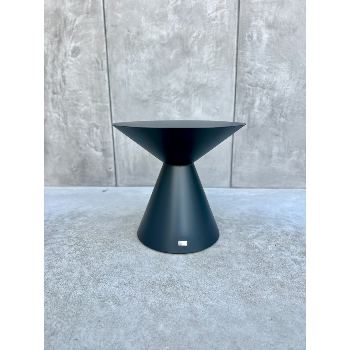 ALUMINIOWY STOLIK MATTEO W KOLORZE SZARYM