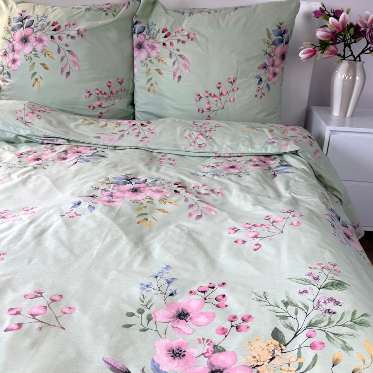 Pościel bawełniana satynowa 200x220 cm Kwitnąca Wiśnia na zielony tle