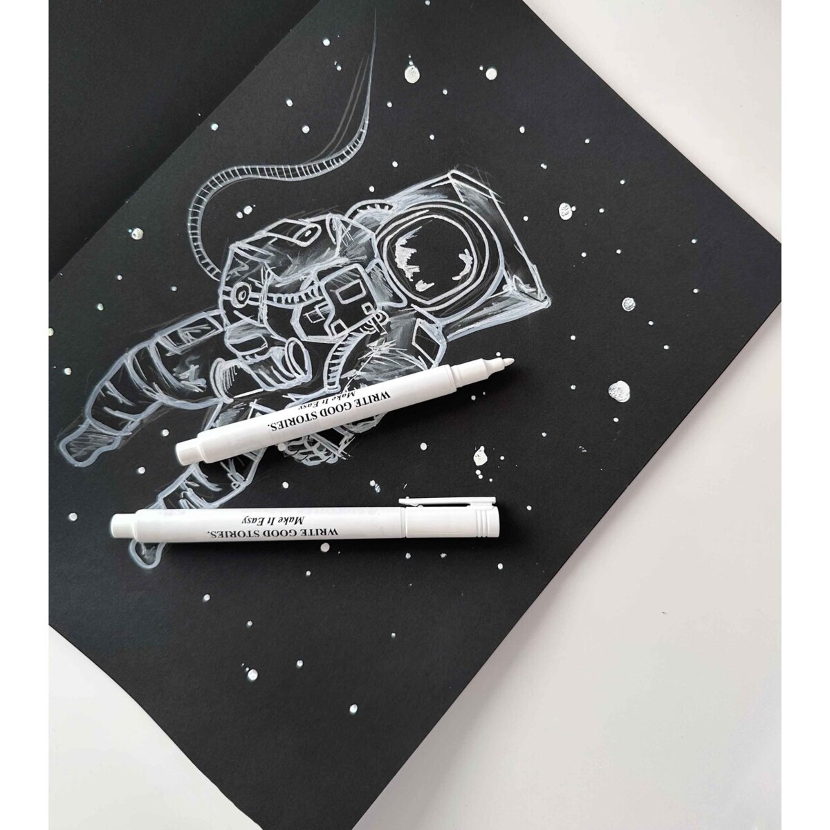 METALICZNY BIAŁY MARKER DO PODPISYWANIA ZDJĘĆ “NEW WRITE GOOD STORIES”