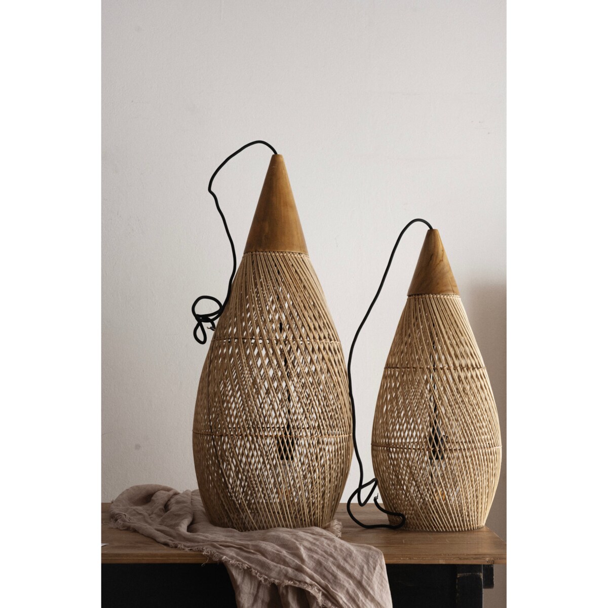 Rattanowa lampa z drewnem teakowym CONE w rozmiarze M - naturalna