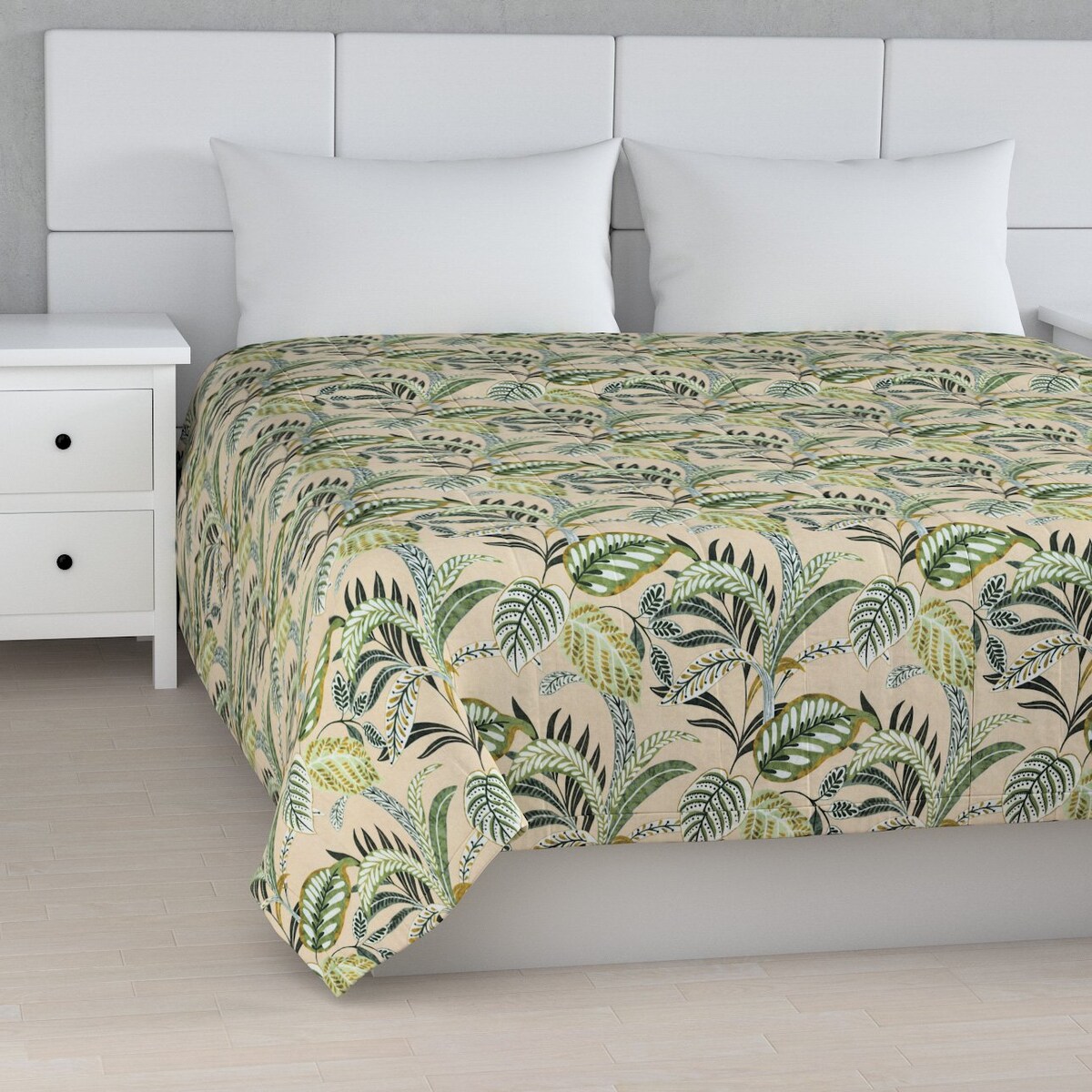 Narzuta pikowana w pasy 130x210 oliwkowo-zielone liście na lnianym tle