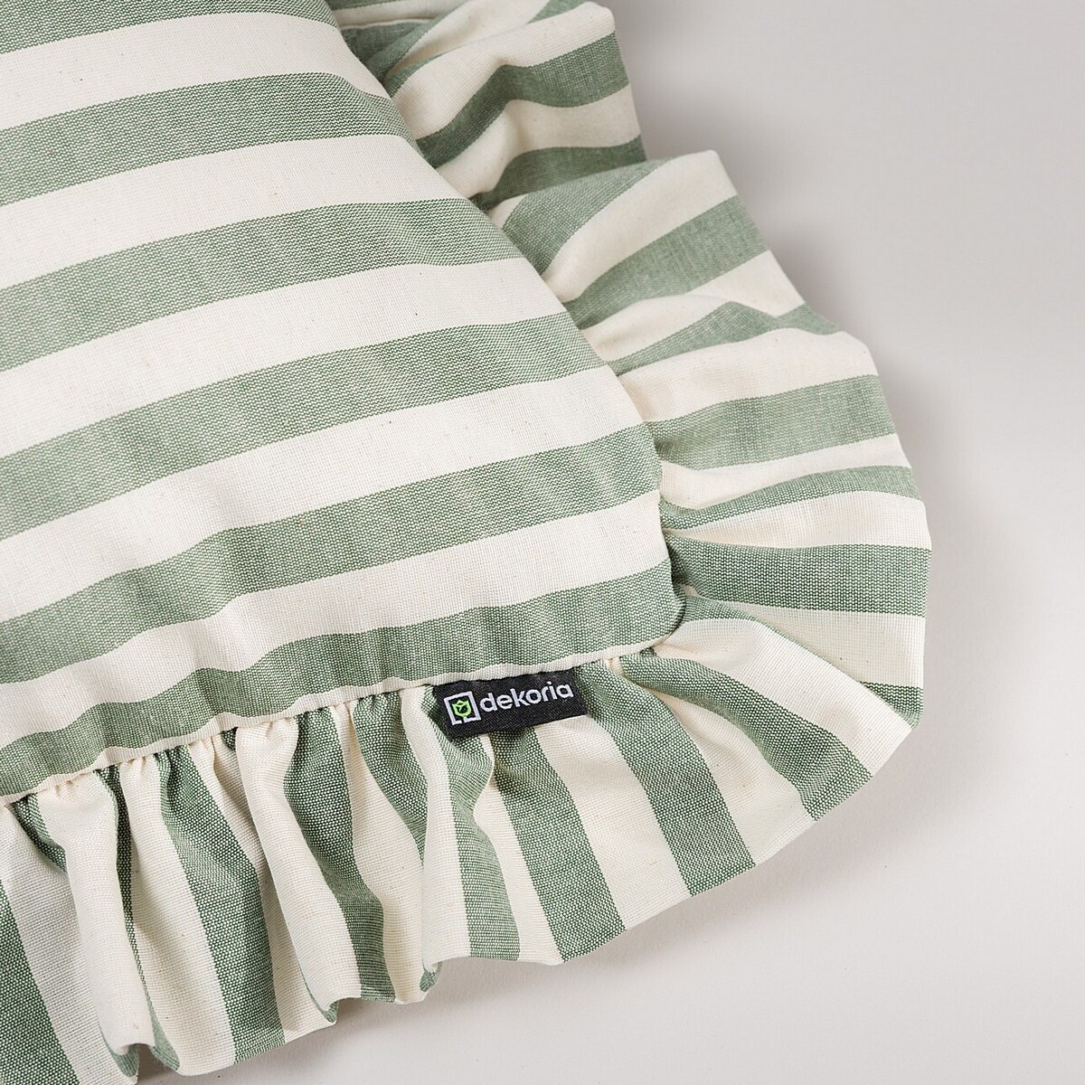 Poszewka Paula z falbaną 45x45 zielono-białe pasy (1,5cm)