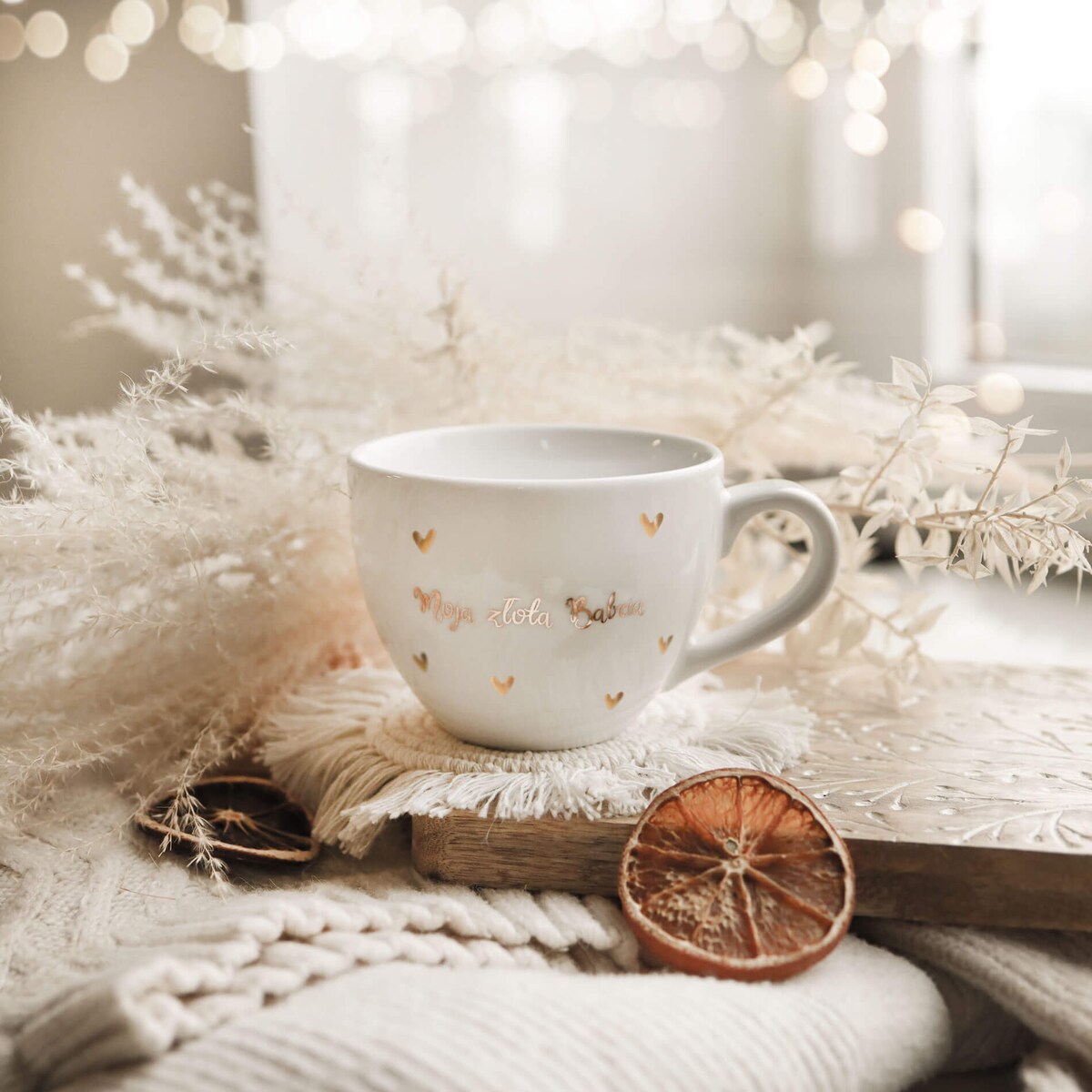 Biały kubek porcelanowy 500 ml - motyw złotych serduszek z napisem moja złota babcia dla babci na Dzień Babci