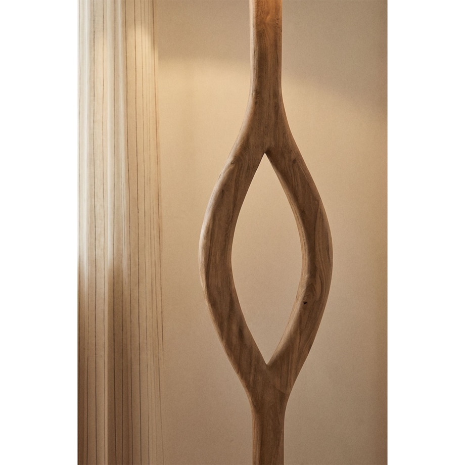 Lampa podłogowa Gracia z drewna mango, 165 cm