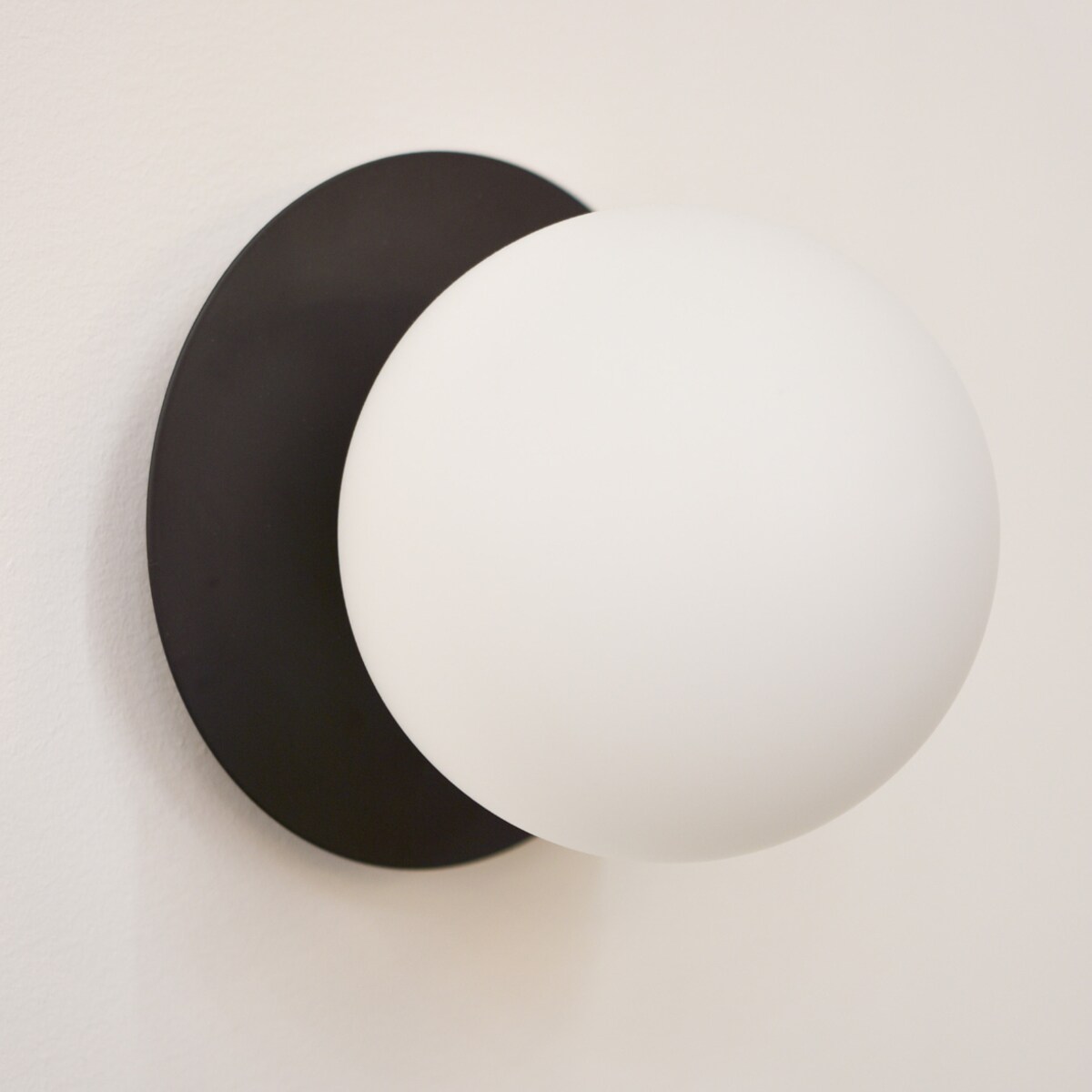 Loftowa LAMPA ścienna CAPE TOWN W01834BK Cosmolight szklany kinkiet do sypialni kula ball czarna