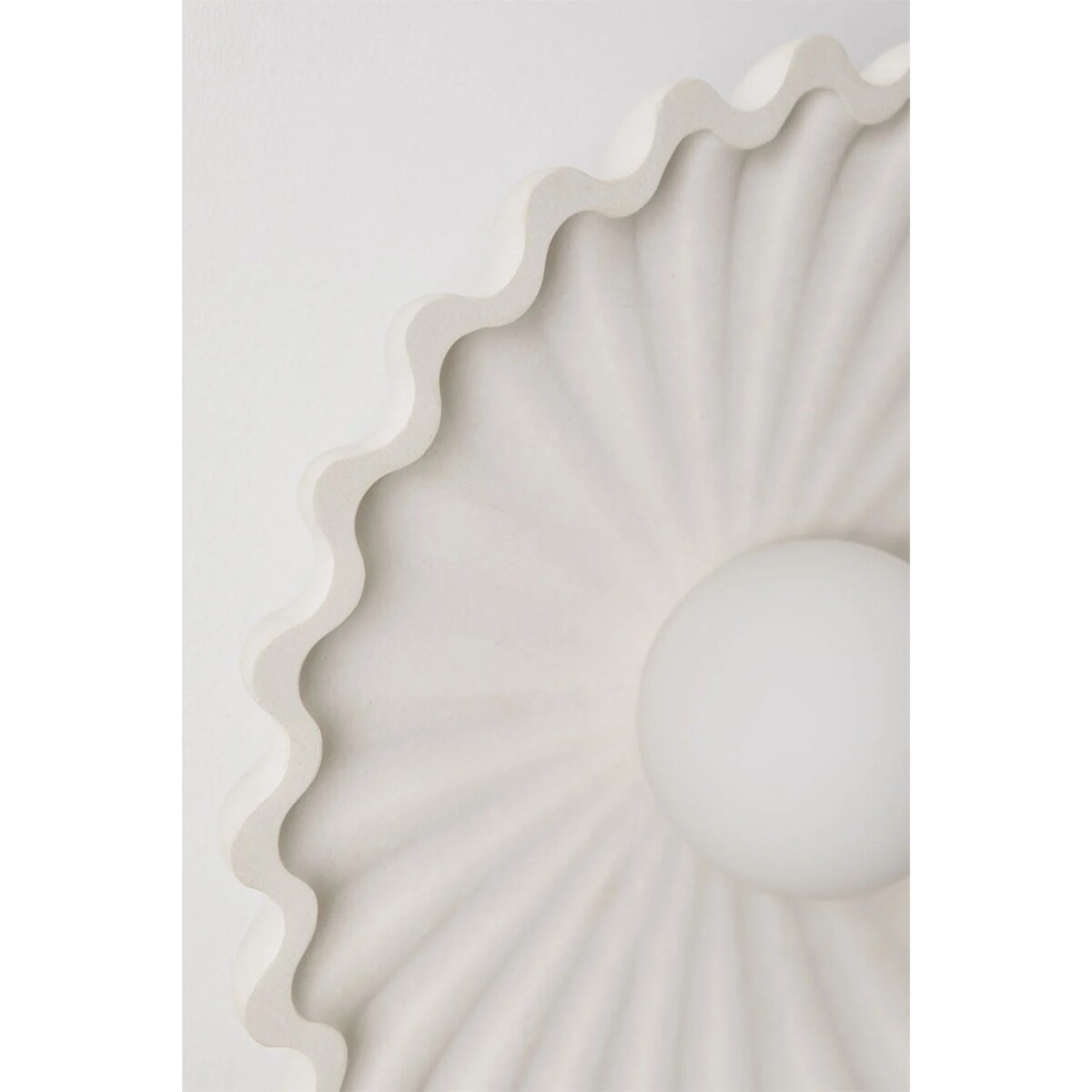 Kinkiet, lampa ścienna z betonu z kulą szklaną Sery