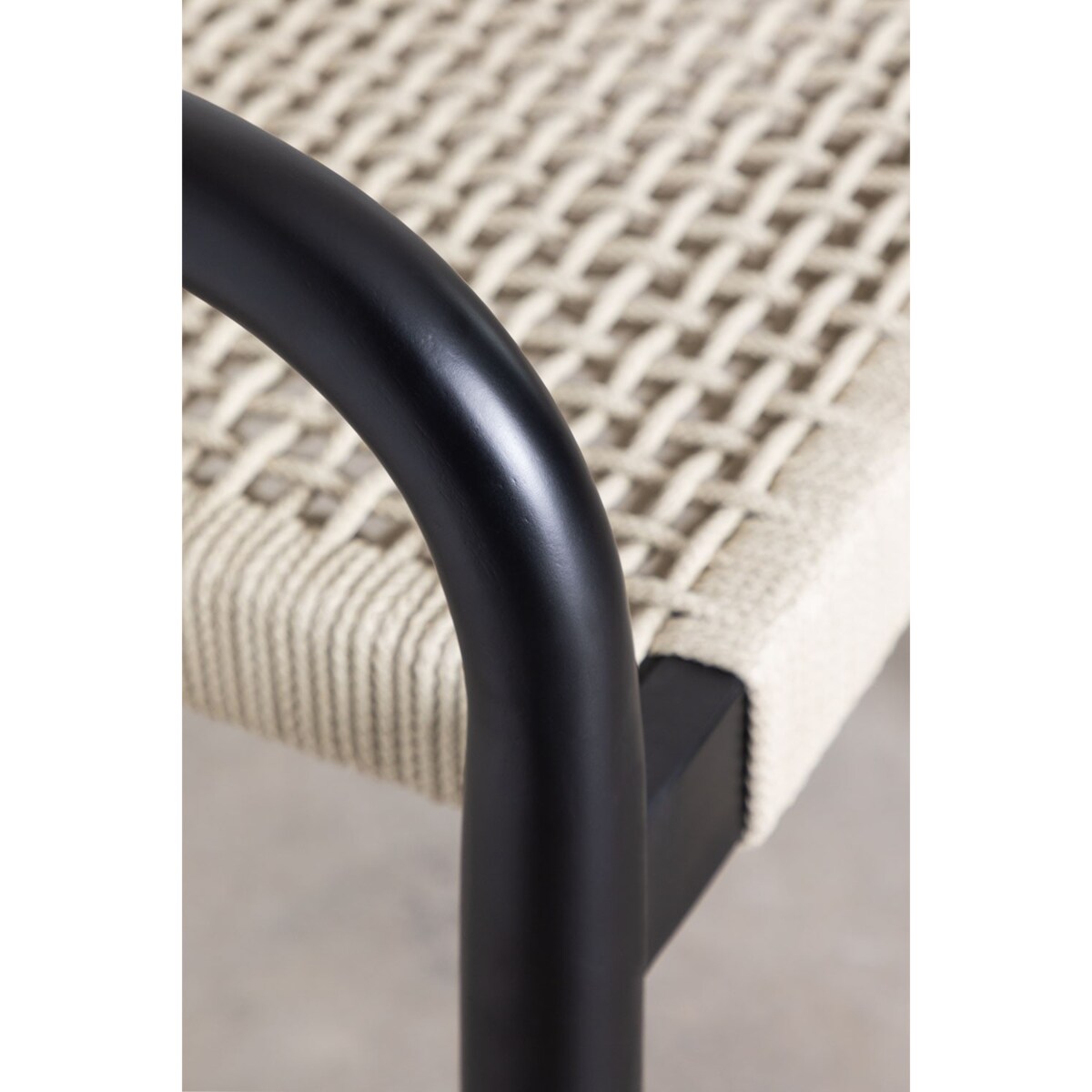 Krzesło drewniane z podłokietnikami i plecionką Ugmen czarne