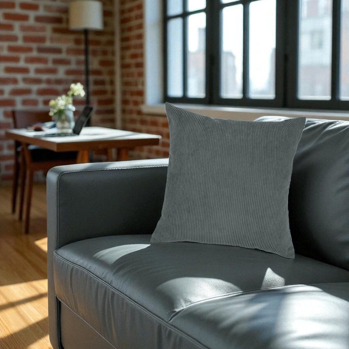 Grafitowa sztruksowa poduszka dekoracyjna 50x50 Iga - duża