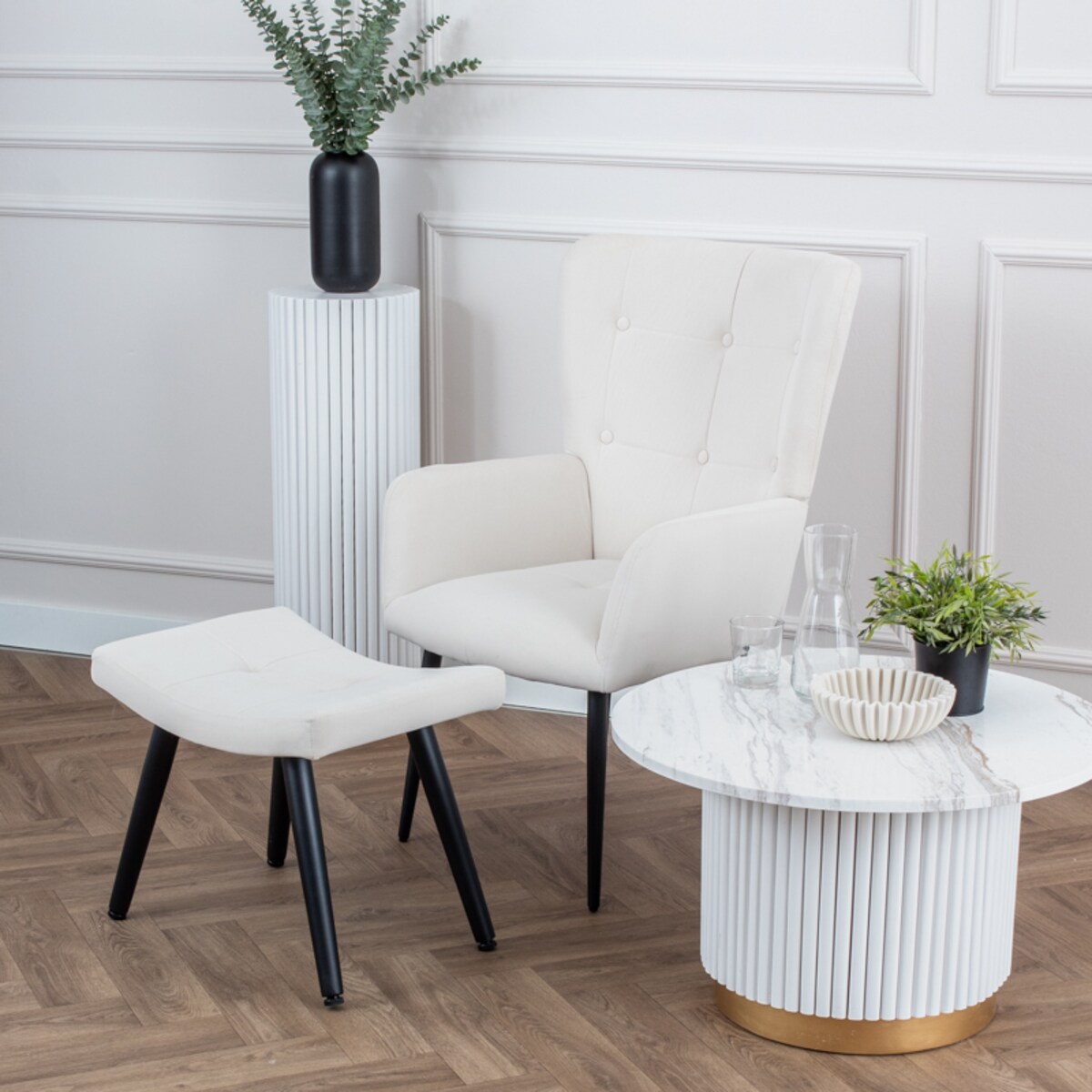 Fotel uszak z podnóżkiem do salonu wypoczynkowy welurowy tapicerowany beżowy