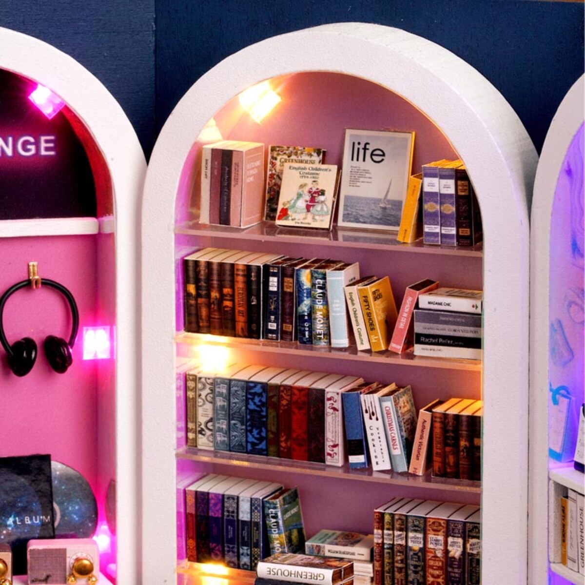 Miniaturowy domek - Książka przy kawie