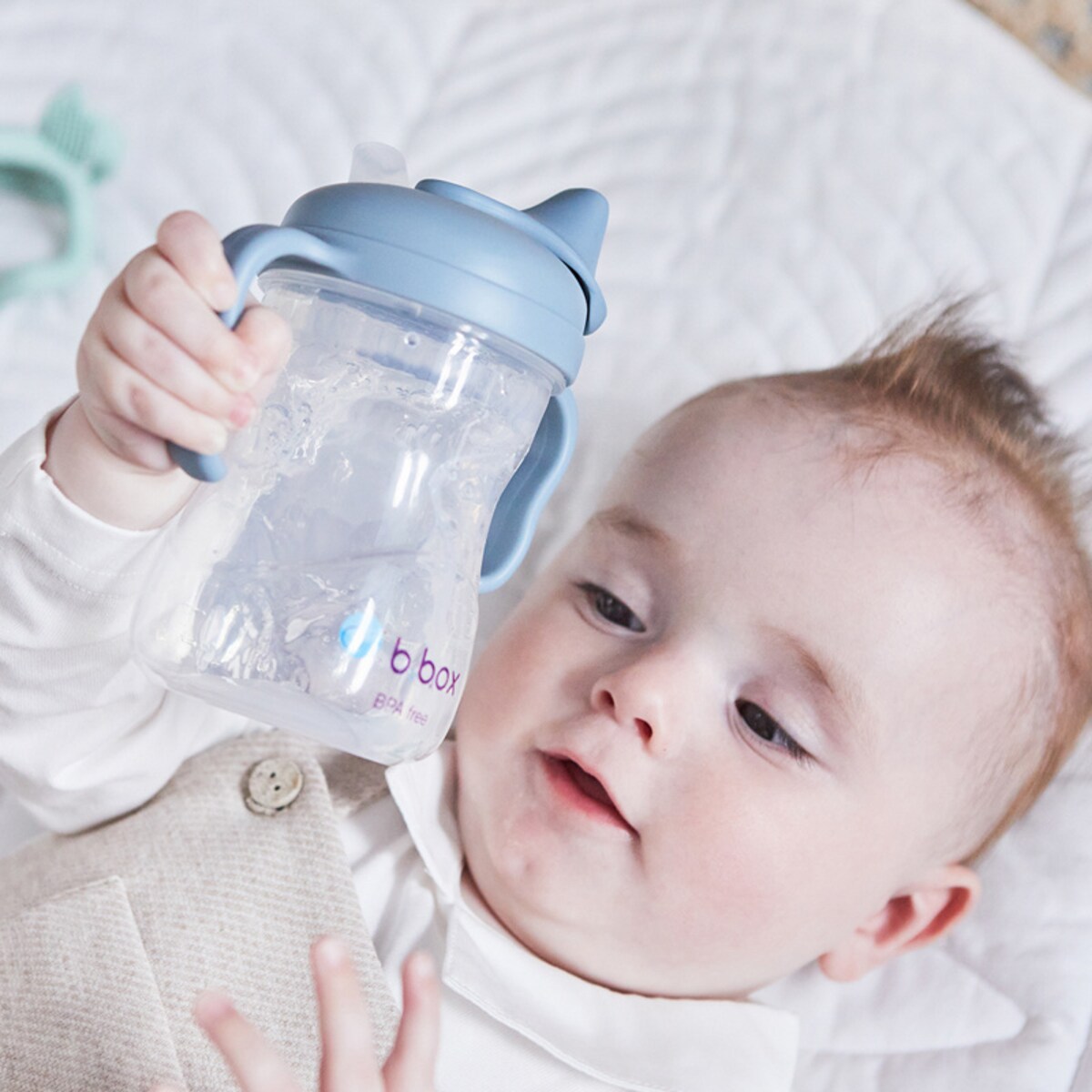 Kubek niekapek z miękkim ustnikiem dla dzieci 4m+ błękitny do nauki samodzielnego picia b.box
