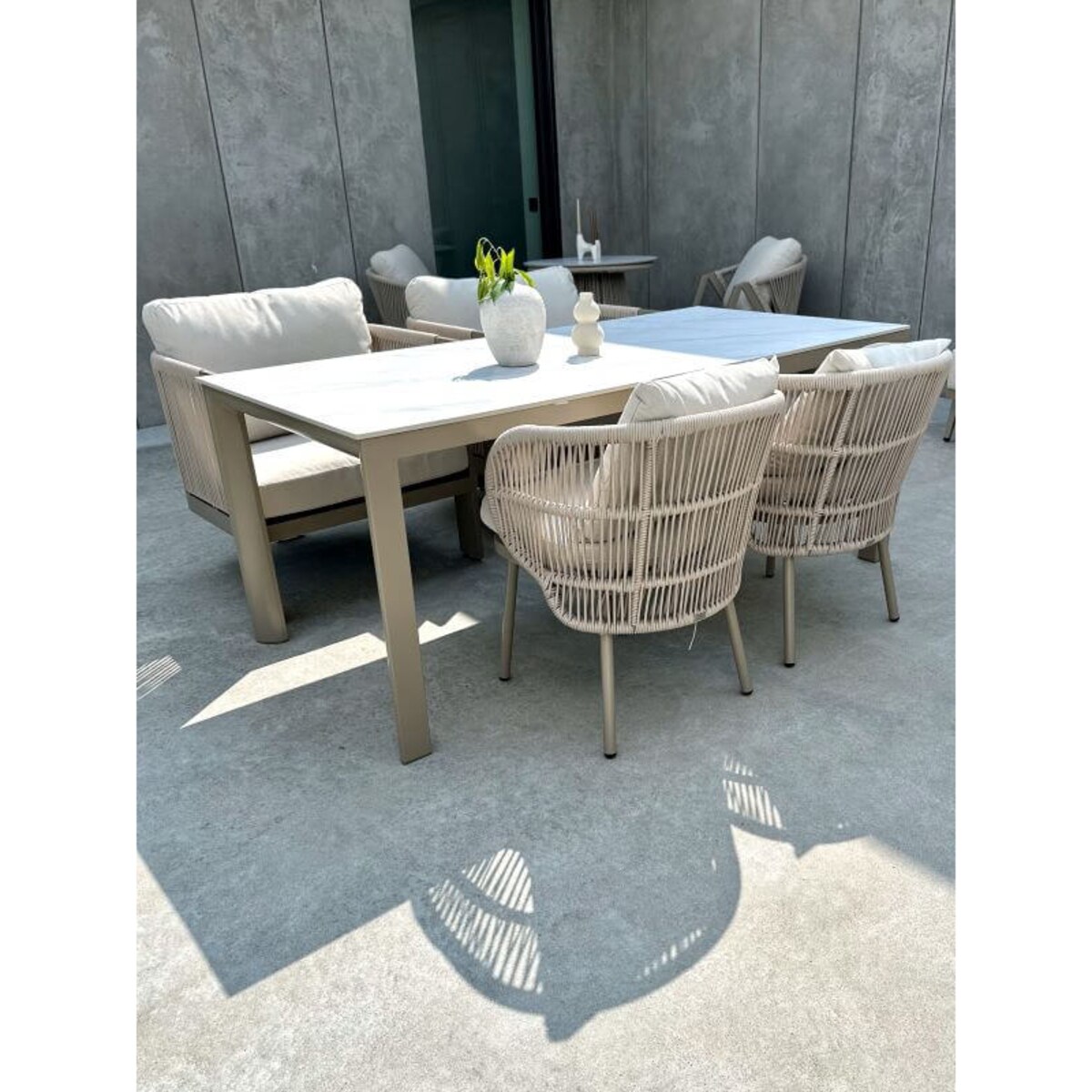 ALUMINIOWY STÓŁ AZZURA W KOLORZE SZAMPAŃSKIM