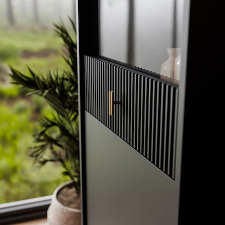 Witryna MIDNIGHT z przeszklonym frontem na stelażu, czarna