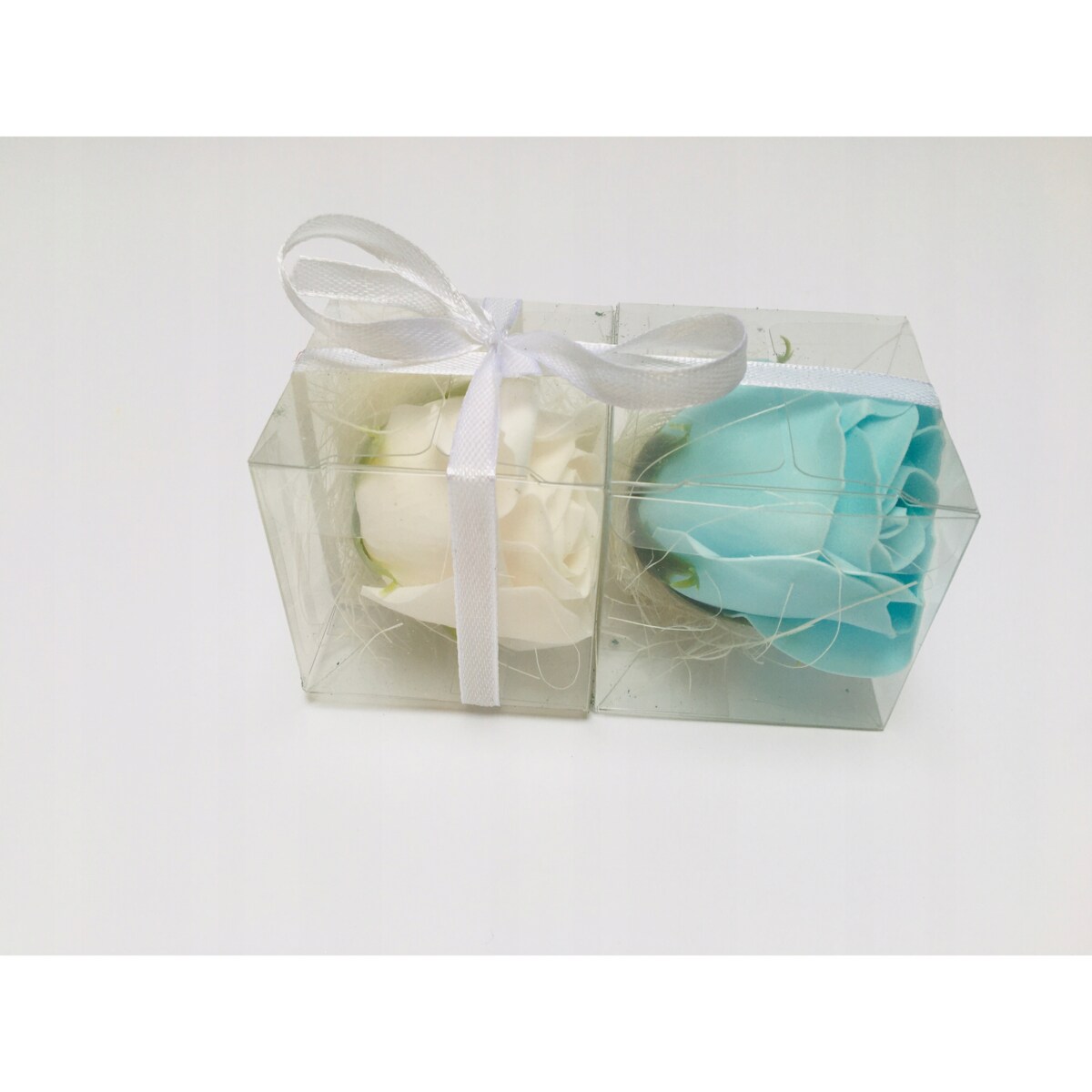 FLOWER BOX KWIATY MYDLANE RÓŻA BIAŁO NIEBIESKA na prezent upominek GOŚCI