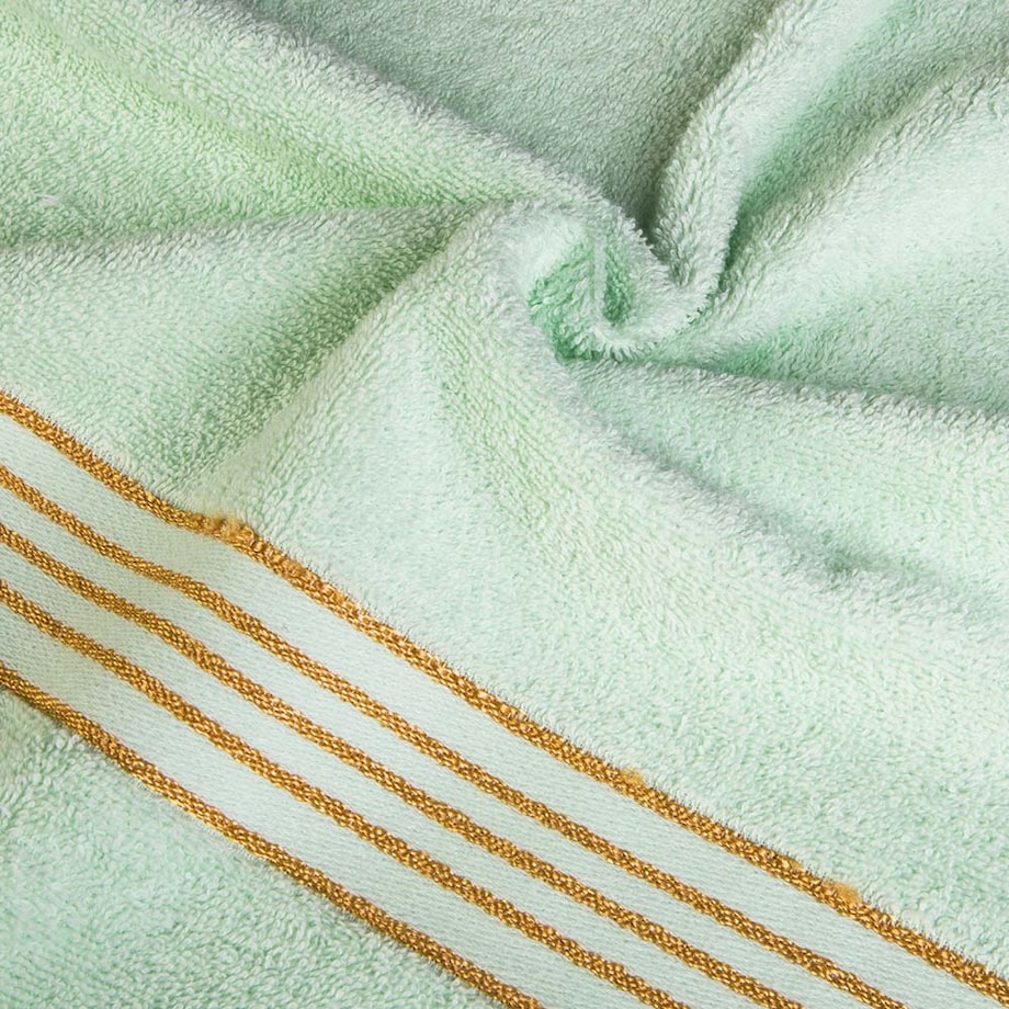 Ręcznik kąpielowy 50x90 cm bawełniany kolor zielony z bordiurą w złote paski 500 g/m2 TIWANO