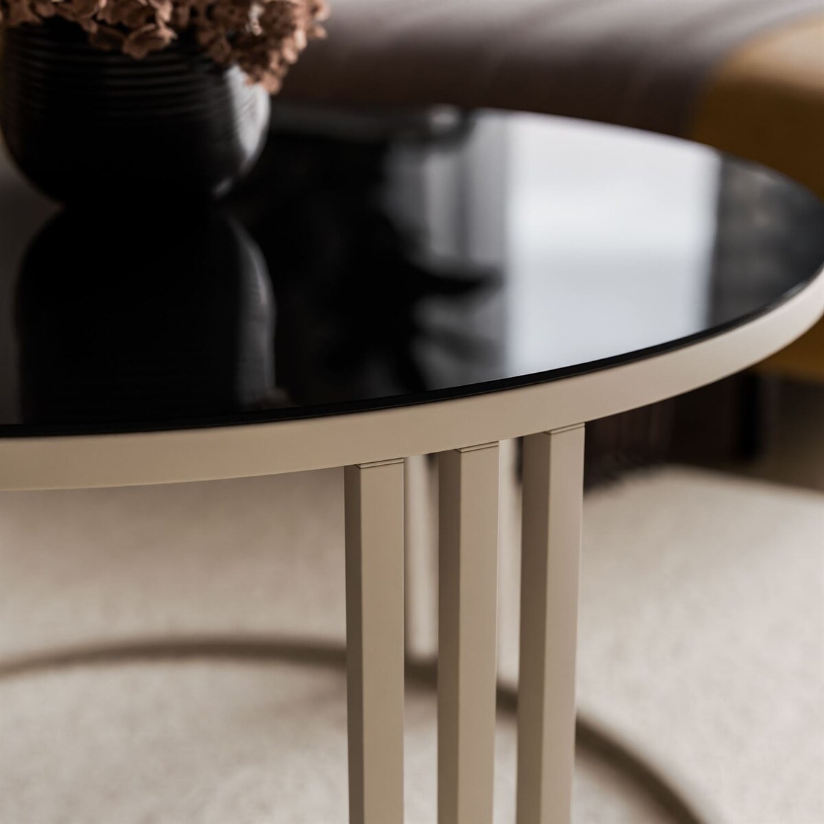 Okrągły stolik kawowy LORI GLASS na kaszmirowym stelażu, blat czarne szkło