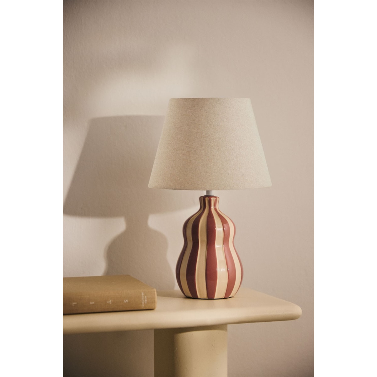 Lampa stołowa Jolira ceramiczno-lniana 40 cm, paski bordowe
